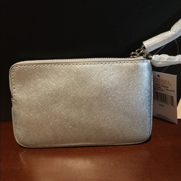 ⭐️Host Pick⭐️Michael Kors Jet Set Silver Wristlet - Picture 5 of 8